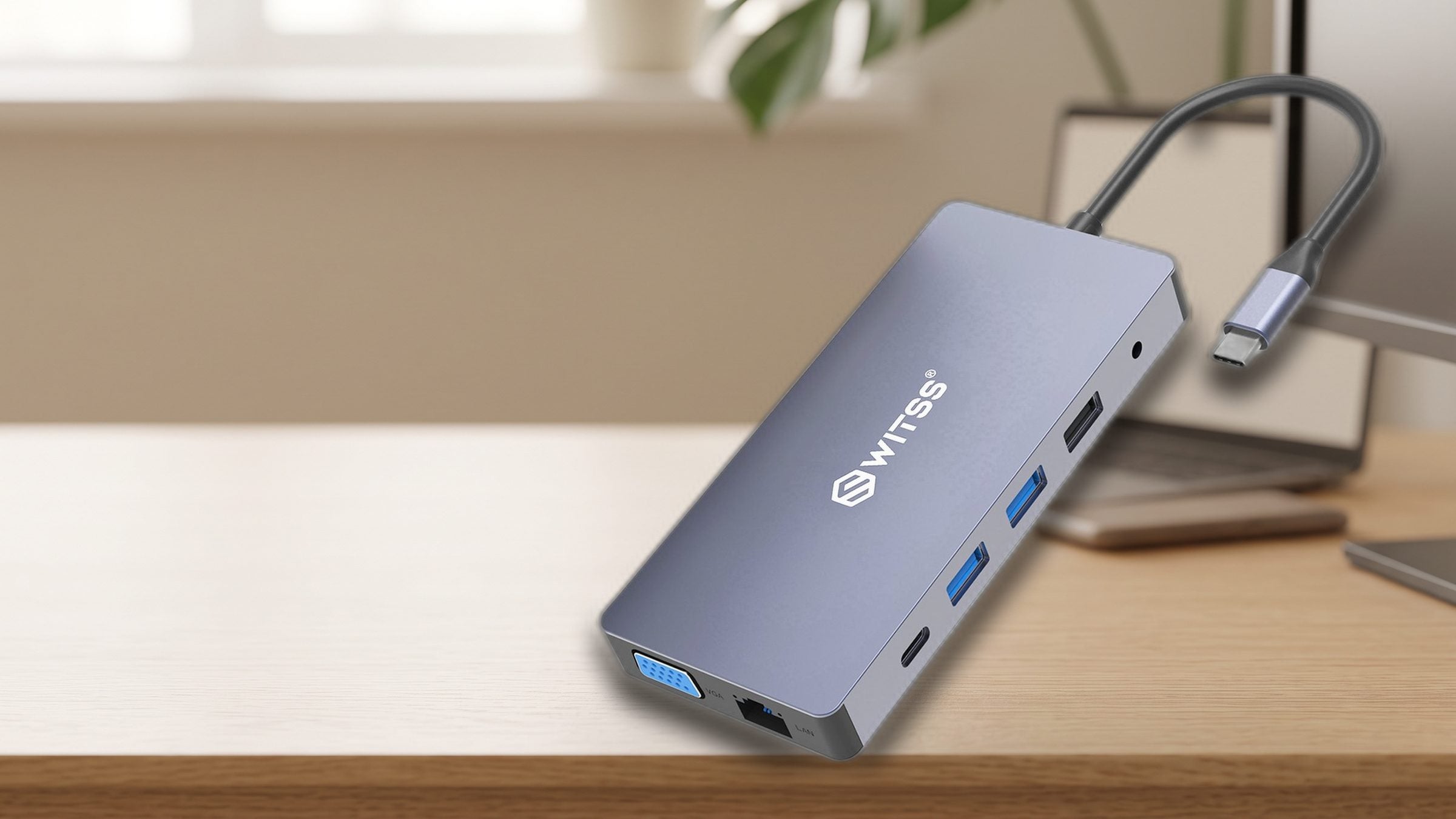 Hub USB-C Switss® 12-en-1 en cours d'utilisation, photo d'ambiance