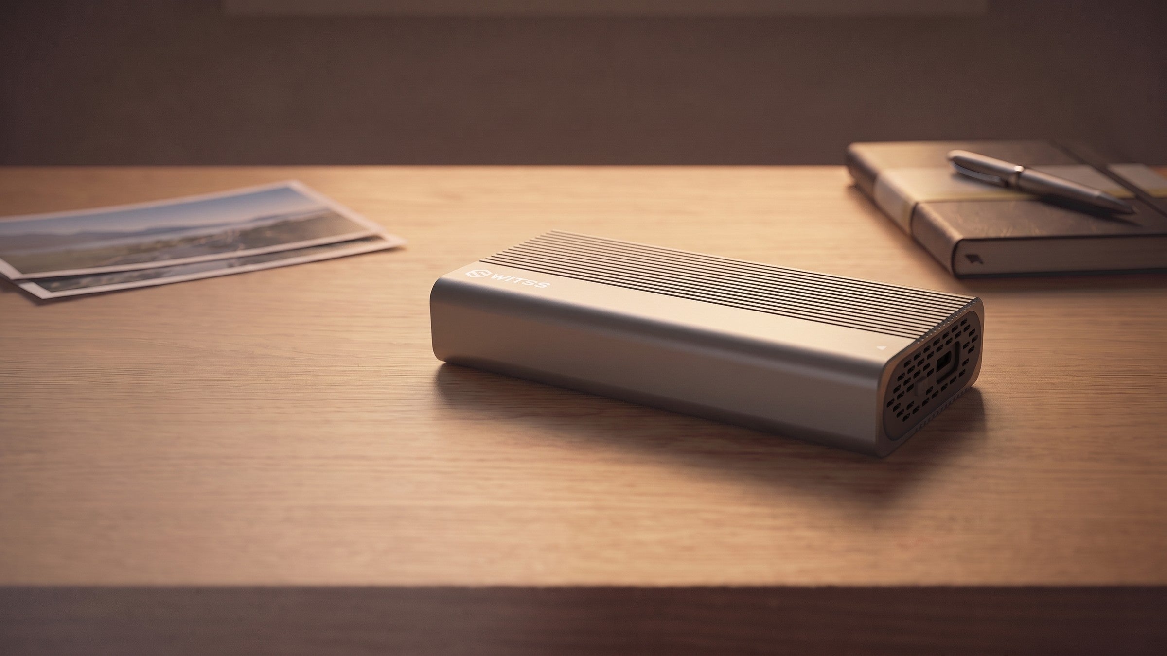 Boîtier SSD M.2 USB4 Switss® sur un bureau en bois, photo d'ambiance