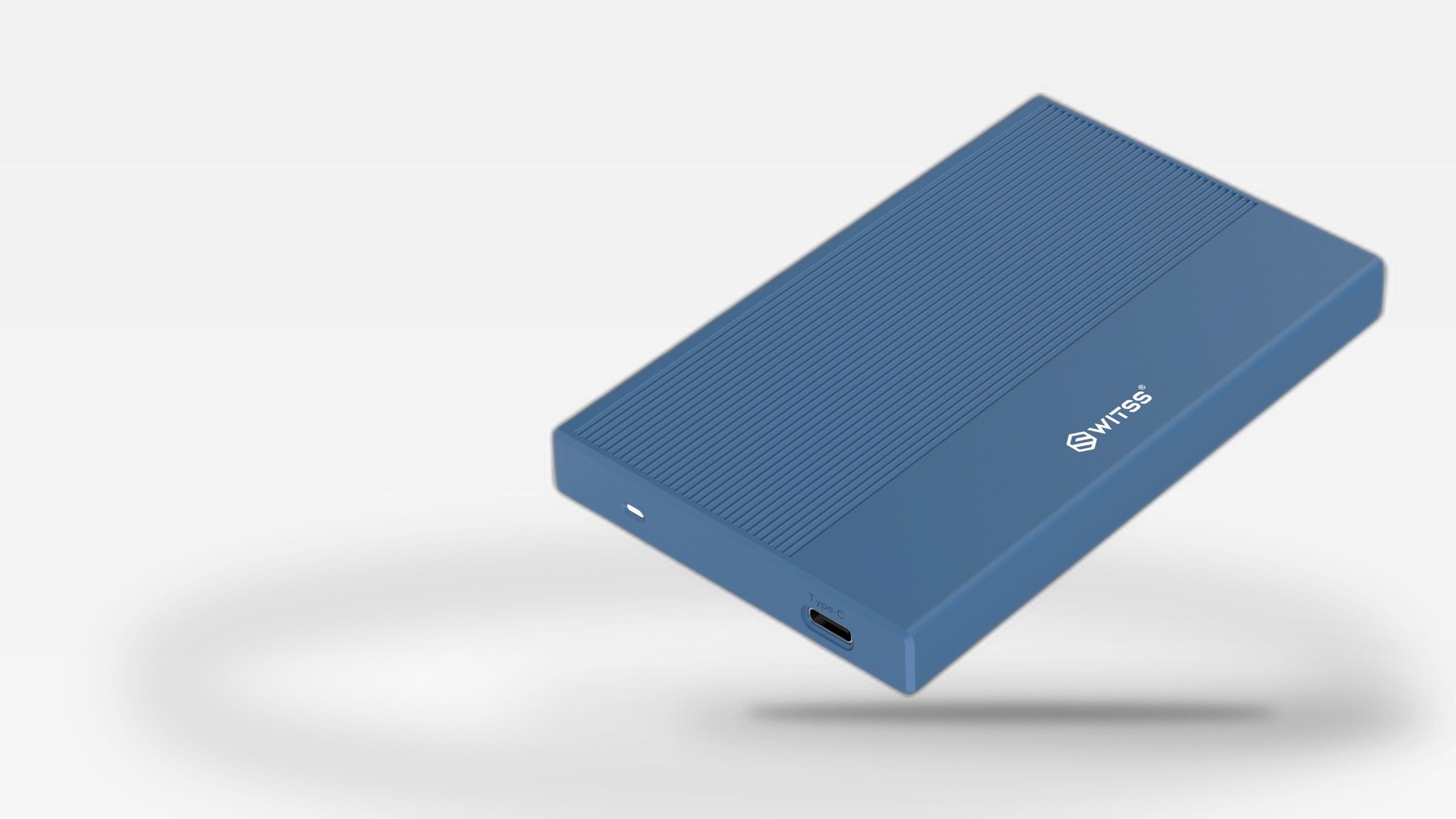 Boîtier Switss® 2,5 pouces bleu ouvert avec un disque 2,5 pouces à l'intérieur, sur un bureau chaleureux
