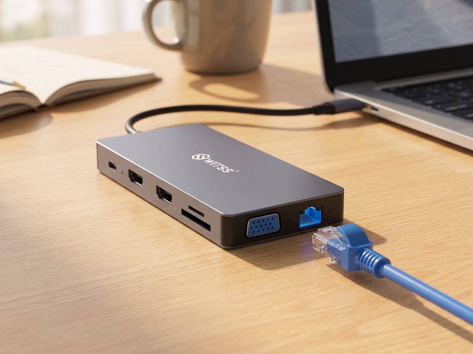 Hub Switss® 12-en-1 sur un bureau à côté d'un ordinateur portable, câble réseau prêt près du port ethernet