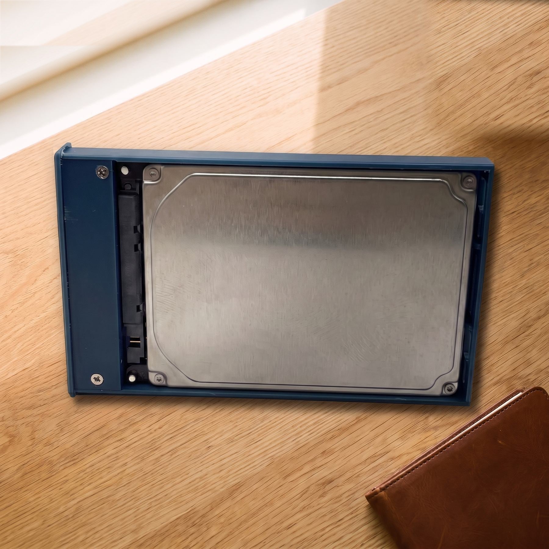 Boîtier bleu ouvert avec un disque 2,5 pouces sur le connecteur