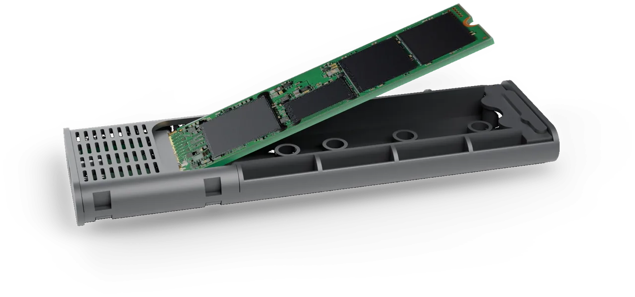 Tiroir avec un SSD M.2 inséré en biais dans le connecteur