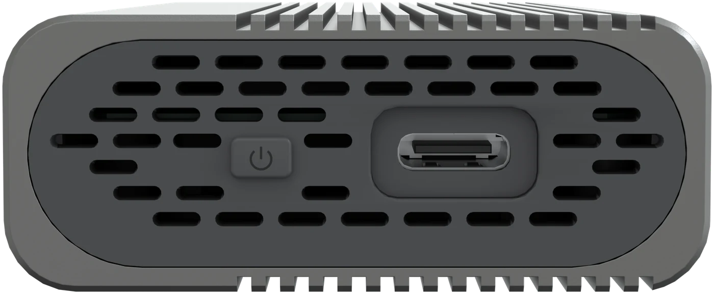 Face avant du boîtier : le bouton marche/arrêt et le port USB-⁠C dans le capot avant, avec des ailettes dessus et dessous